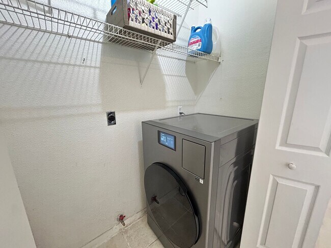 Building Photo - 2-Bedroom 2-Bathroom in Gated Community!