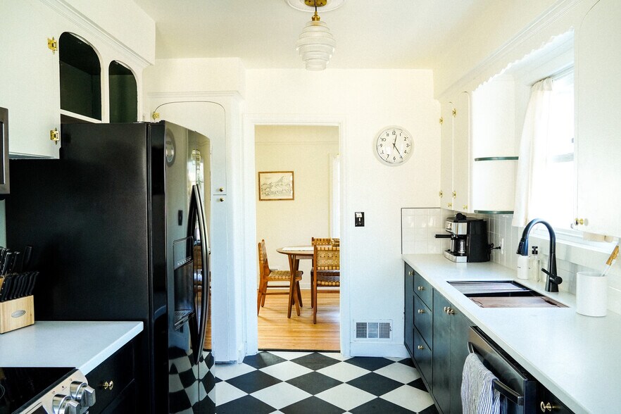 Building Photo - 4603 NE Irving St