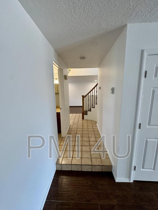 Building Photo - 10412 La Paz Dr