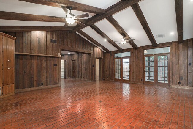 Building Photo - Luxury 4-Bedroom Home with 3,400+ Sq Ft in Prime San Antonio Location