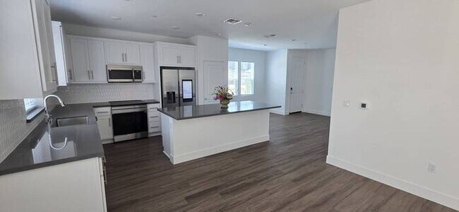 Building Photo - Lathrop - Gorgeous 5 Bedroom 3 Bathroom Home