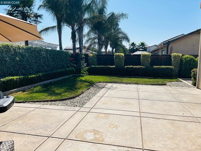 Building Photo - 908 Poppy Dr