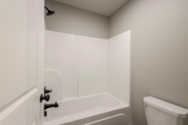 Building Photo - 106 Hemlock Ave