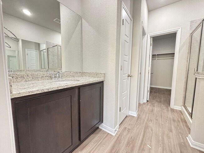 Building Photo - Luxury Living in the Heart of Cibolo!