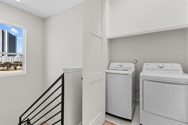 Building Photo - 2509 N MacGregor Way