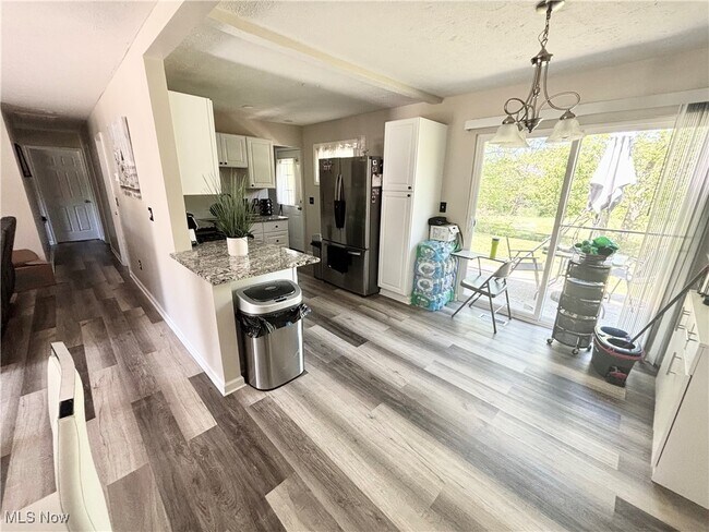 Building Photo - 794 Robinhood Dr