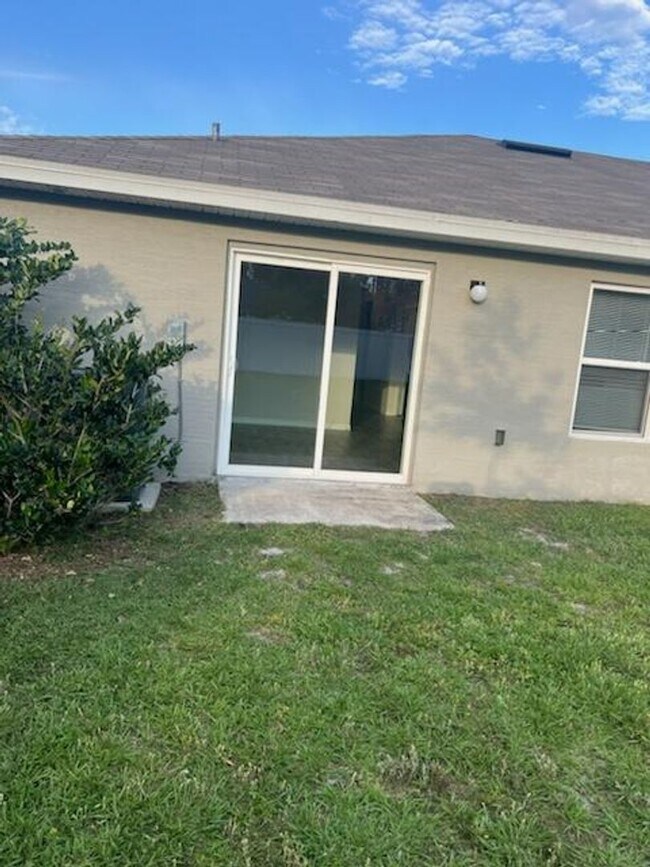 Building Photo - Beautiful 2 Bedroom 2 Bath Duplex Located in Palm Coast