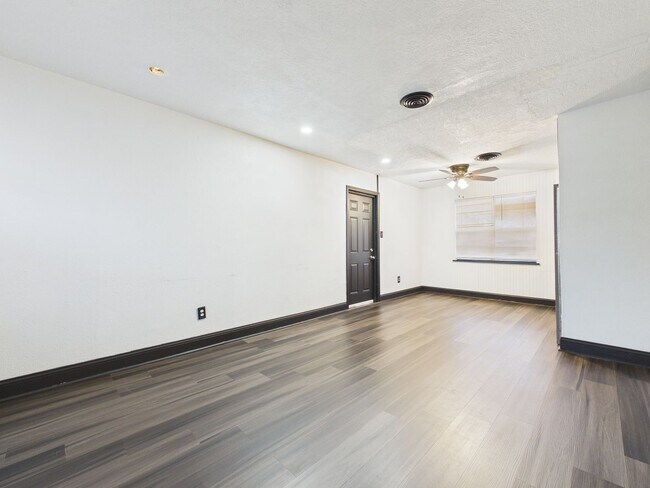 Building Photo - 619 SW 45th St