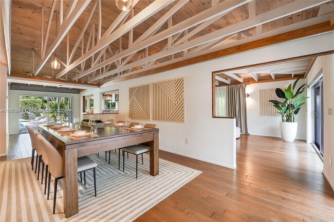 Building Photo - 5910 N Bayshore Dr