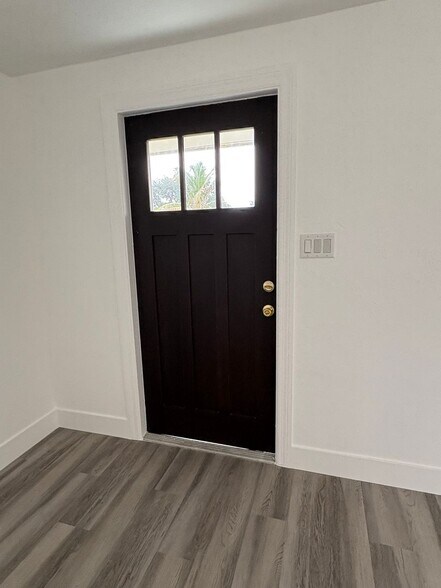 Building Photo - Spacious 2/2 with a garage available until end of December