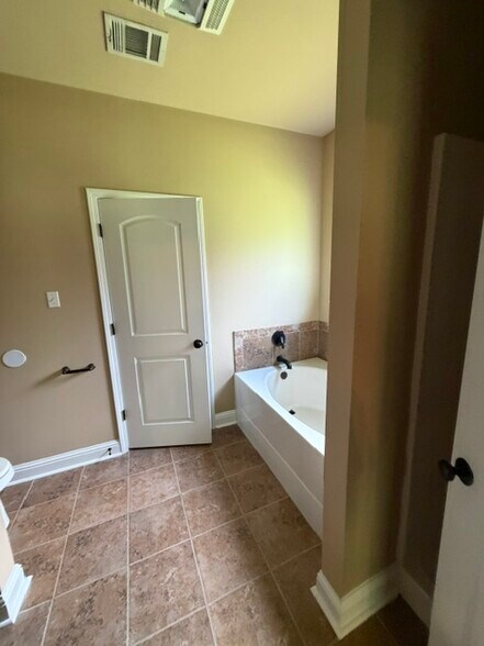 Building Photo - 16842 Glenwood Springs Dr