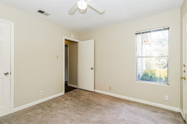 Building Photo - 9903 Hundred Oaks Cir