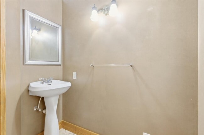 Building Photo - 102 N Gaw St