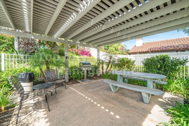 Building Photo - ***Beautiful 3 bed / 2.5 bath / 1,975 sqft House in the Vista/Shadowridge Neighborhood - Availabl...