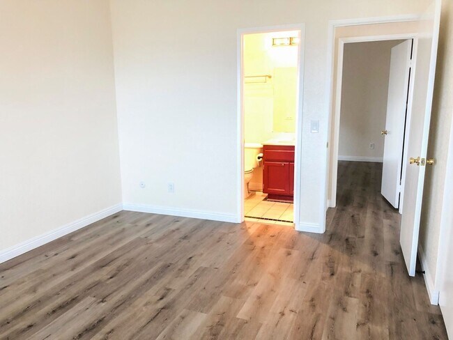 Building Photo - 2bd/2bth Condo with Private Patio, In-Unit...