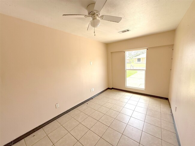 Building Photo - 7130 Kings Dr