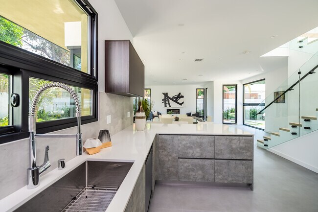 Building Photo - 370 N San Vicente Blvd