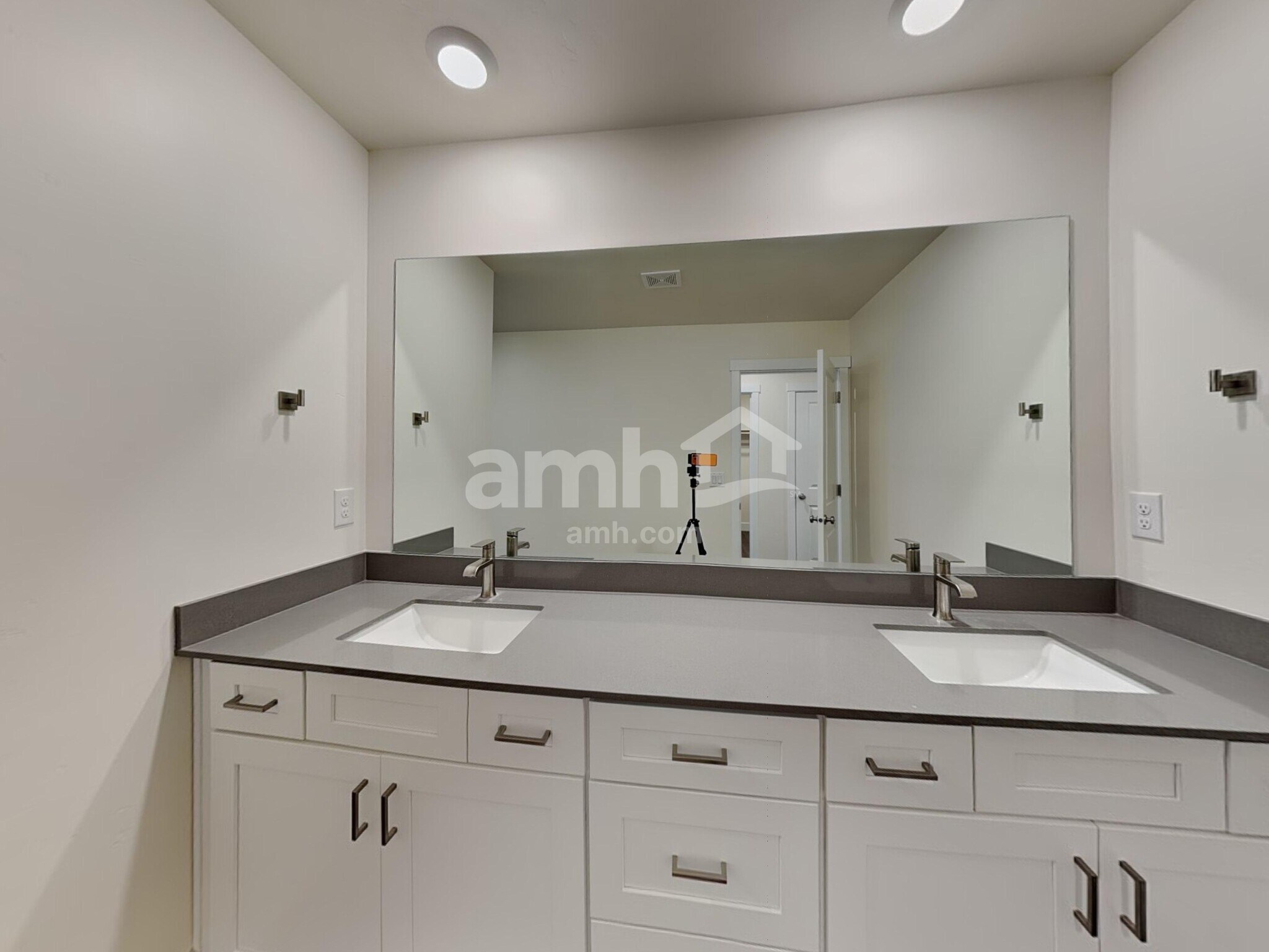 Building Photo - 749 S Rocker Ave