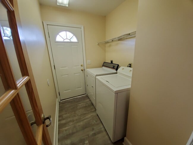 Building Photo - For Lease - Spacious 3 BR|1 BA Home, 10 Mi...