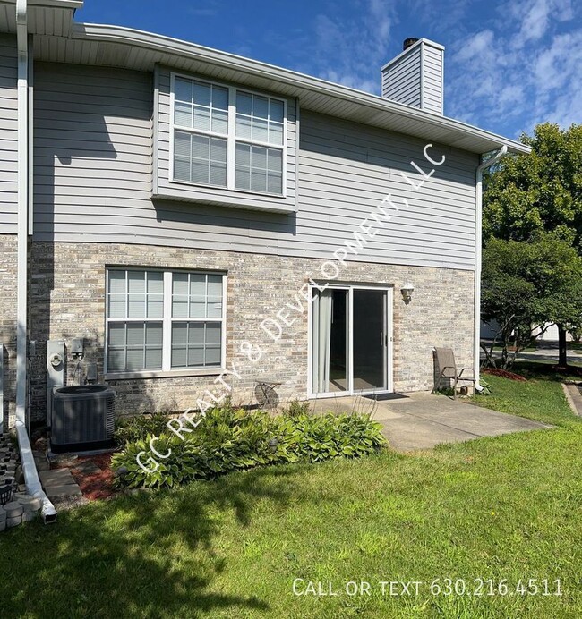 Building Photo - ** 3 BEDROOM / 2.5 BATH / END UNIT / SS AP...