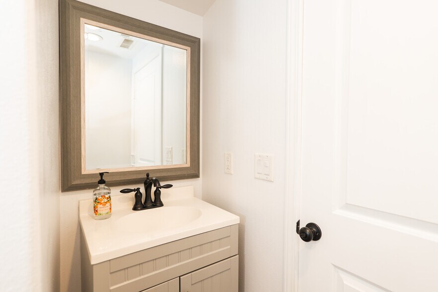 Building Photo - 940 S Bernal Ave