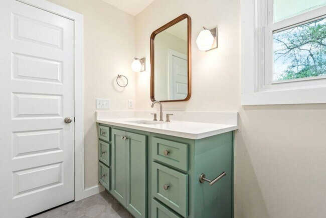 Building Photo - 720 Harper Ave