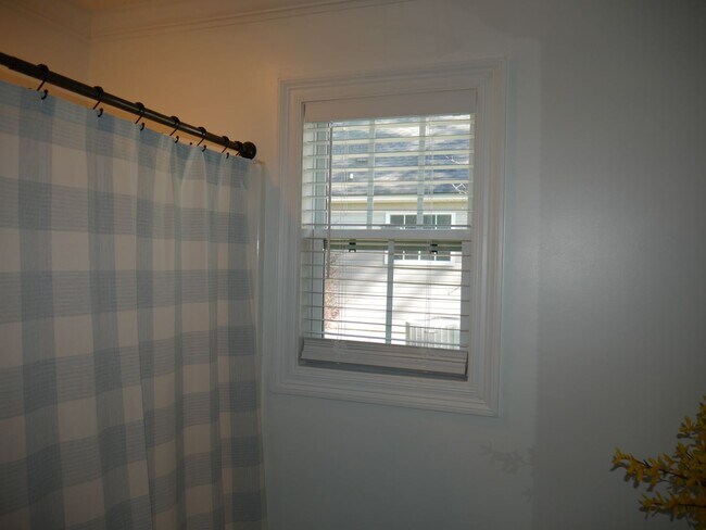 Building Photo - 4 bedroom home in Crestwood S/D