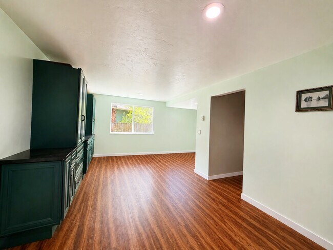 Building Photo - 716 Parkway Ct NE
