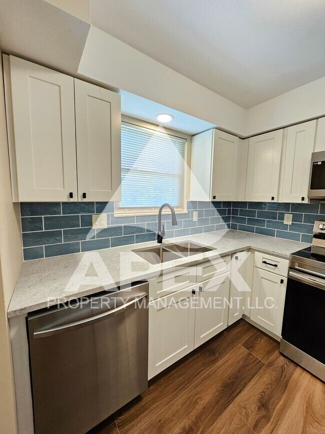 Building Photo - Renovated - 2 Bd 2.5 Ba Townhouse Duplex w/Huge Bonus room and oversized 1-car garage in West Kno...