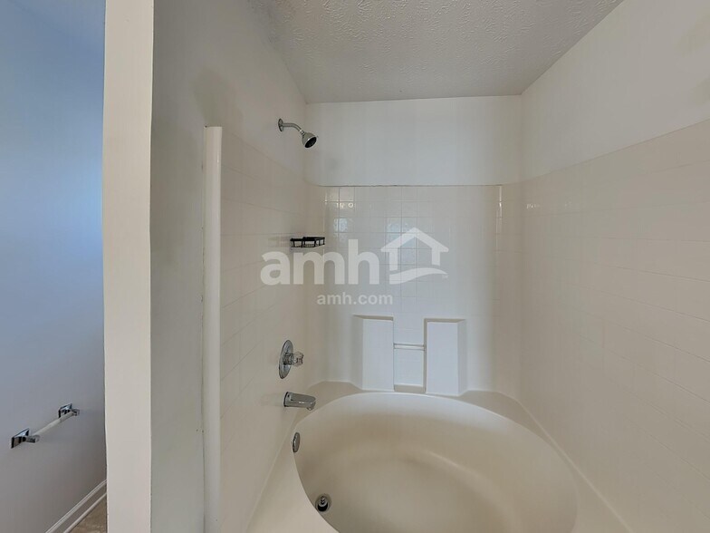 Building Photo - 2126 Burgess Ln