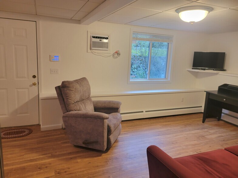 Building Photo - 42 Lockwood St