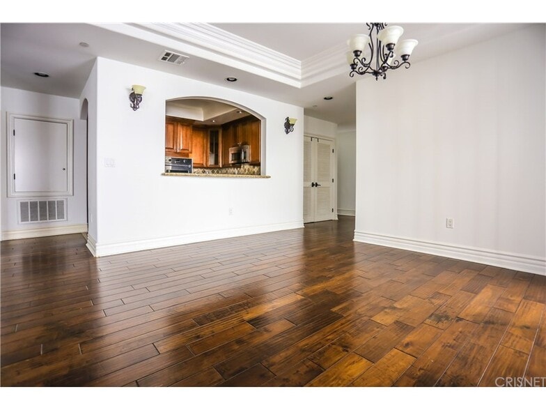 Building Photo - 10640 Woodbridge St