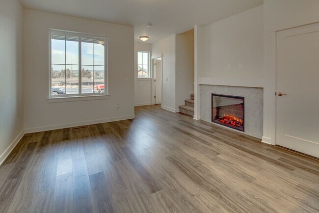 Building Photo - NE Bend Townhome for Rent!