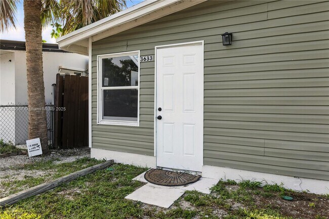 Building Photo - 3633 SW 12th Ct