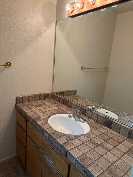 Building Photo - 909 Alvarado Ave