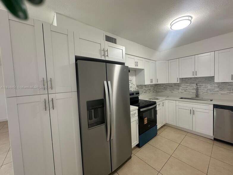 Primary Photo - 700 SW 67th Ave