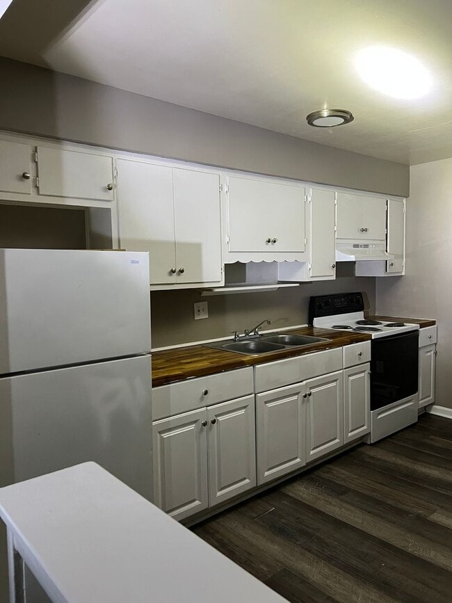 Building Photo - 6111 Laurel Hall Dr