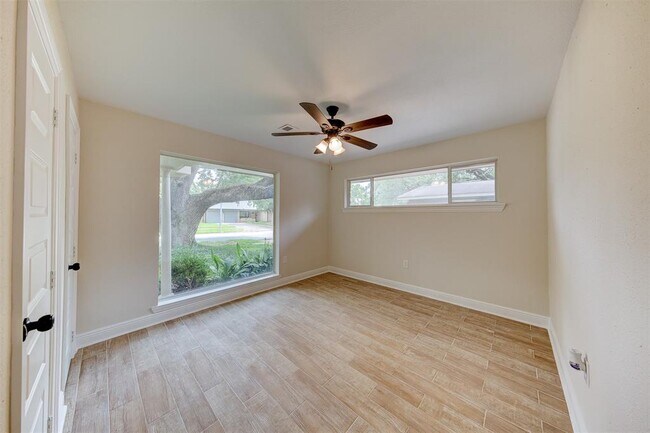Building Photo - 8826 Robindell Dr