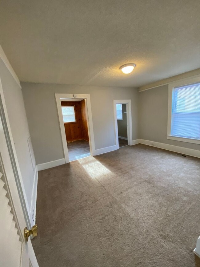 Building Photo - 2 bed 1 bath single family home newly remolded