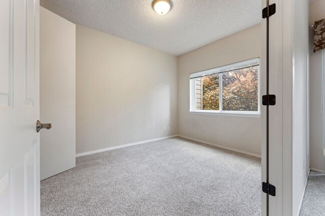 Building Photo - 3-bedroom 2 bath condo with a balcony in s...