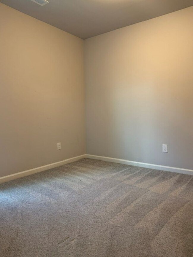Building Photo - Cute 3 Bedroom Home Nestled in the back of the cul-de-sac
