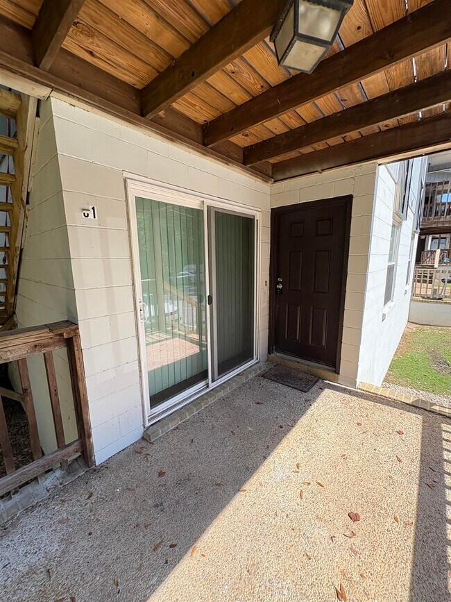 Building Photo - 1530 Live Oak Dr