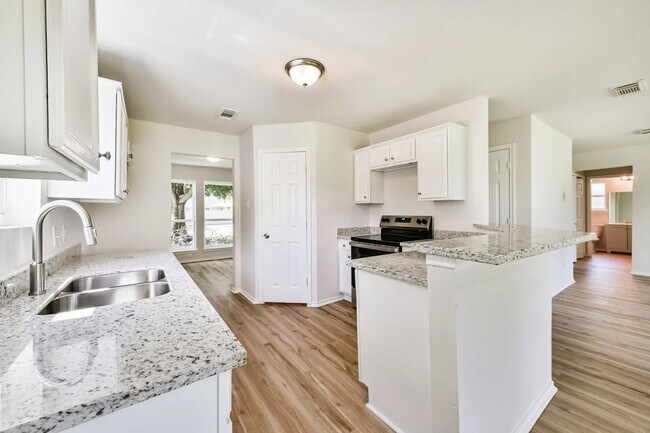 Building Photo - 106 Mango St