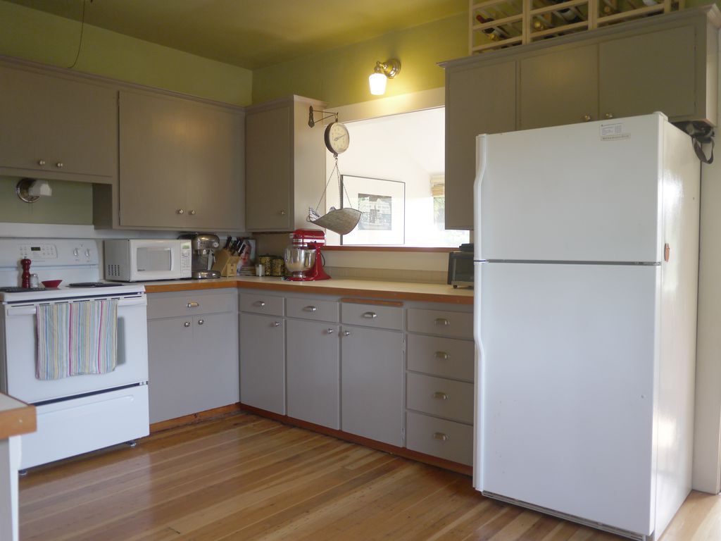 Large Kitchen - 3924 se 9th ave