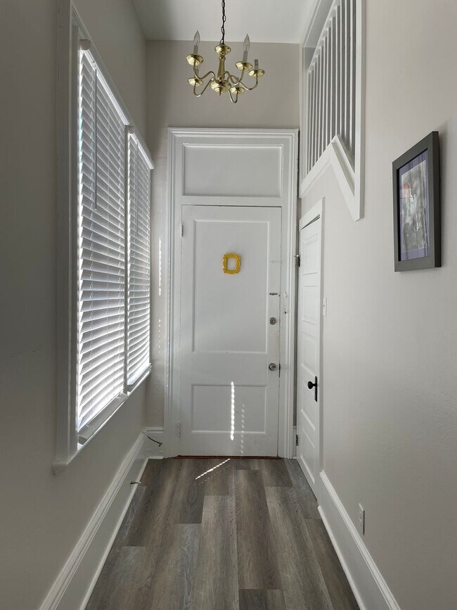 Building Photo - Spacious 2BD/2.5 BATHS! Across from Langen...