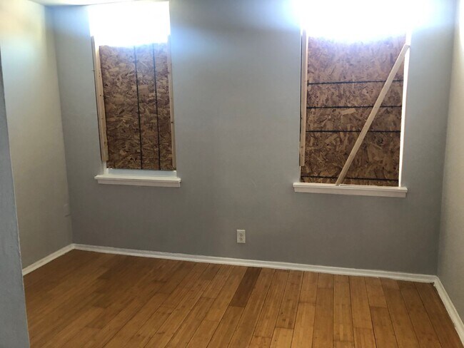 Building Photo - 2 bedroom 1 bathroom recently renovated in Baltimore city