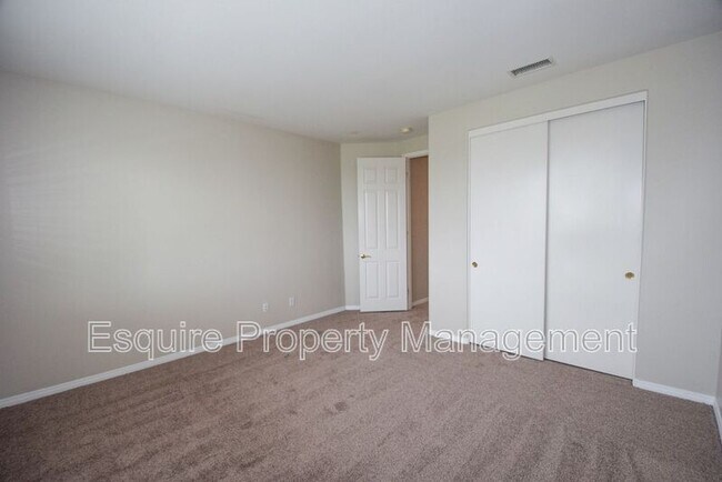 Building Photo - 2895 Diamond Dr