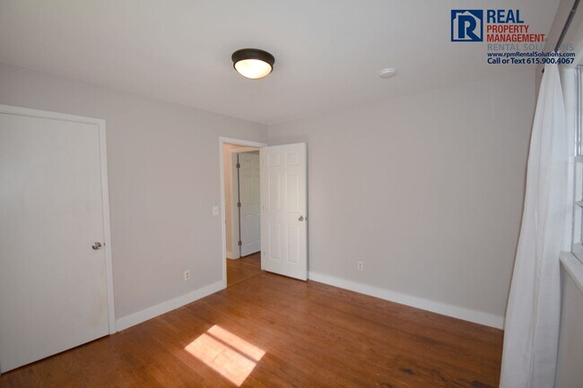 Building Photo - All brick 3BD home PLUS bonus room & back deck, half mile to MTSU!