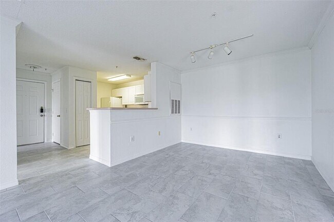 Building Photo - 18001 Richmond Pl Dr