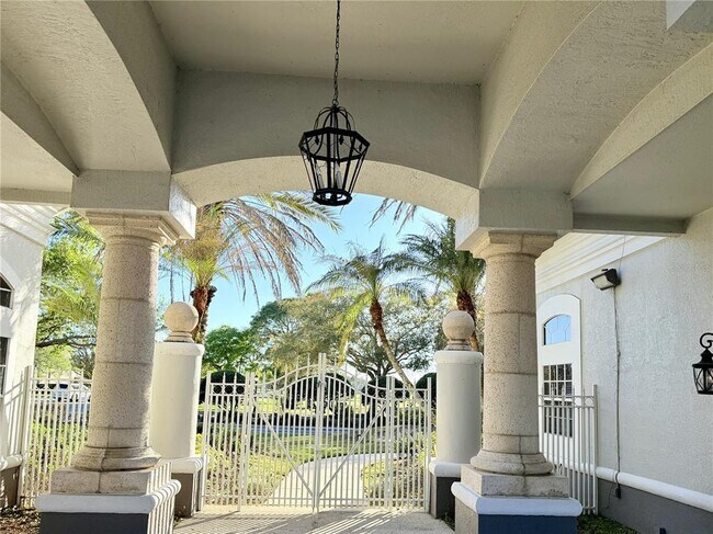 Building Photo - 13839 Fairway Island Dr